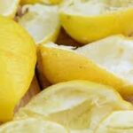 नींबू निचोड़कर छिलके फेंकिए नहीं, साफ-सफाई करने में आएंगे खूब काम