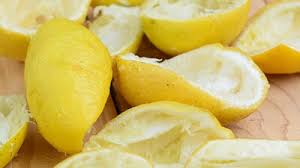 नींबू निचोड़कर छिलके फेंकिए नहीं, साफ-सफाई करने में आएंगे खूब काम