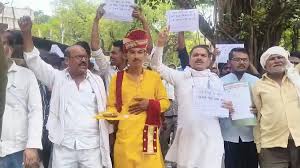 यूपी में स्मार्ट मीटर से बिजली गुल हुई तो बारात के साथ डीएम ऑफिस पहुंच गया दूल्हा, बोला- घर में लाइट नहीं, दुल्हन कैसे लाऊं