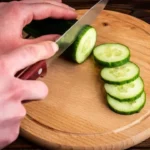 गर्मियों में खीरा खाते समय न करें ये 3 बड़ी गलतियां, फायदे की जगह सेहत को हो सकता है भारी नुकसान!