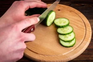 गर्मियों में खीरा खाते समय न करें ये 3 बड़ी गलतियां, फायदे की जगह सेहत को हो सकता है भारी नुकसान!