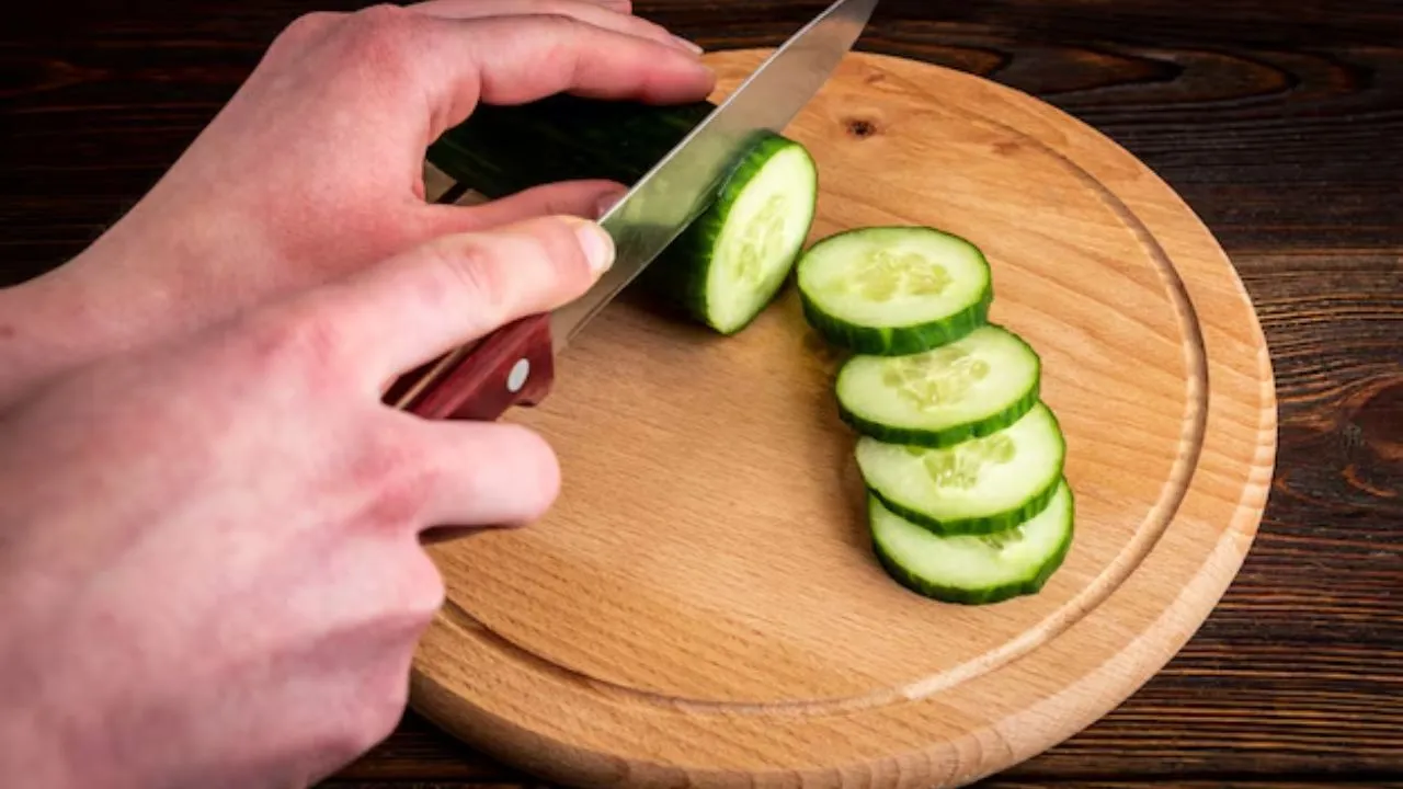 गर्मियों में खीरा खाते समय न करें ये 3 बड़ी गलतियां, फायदे की जगह सेहत को हो सकता है भारी नुकसान!