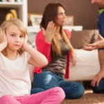 कहीं आप तो नहीं बन रहे ओवर कंट्रोलिंग पैरेंट? जानें बच्चों से डील करने का सबसे बेस्ट तरीका