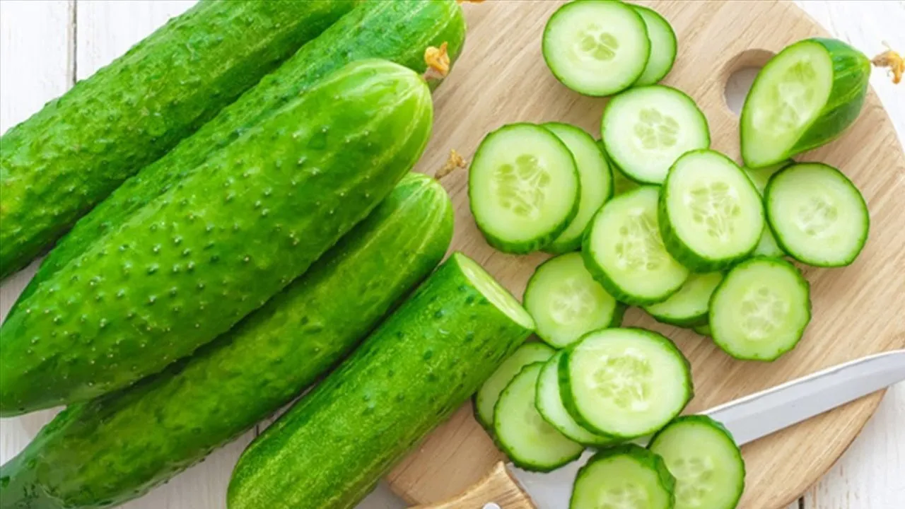 Cucumber Benefits: गर्मियों में क्यों सुपरफूड है खीरा? जानें फायदे, सही तरीका, पानी की मात्रा और नुकसान!