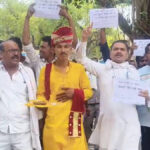 स्मार्ट मीटर से बिजली गुल हुई तो बारात के साथ डीएम ऑफिस पहुंच गया दूल्हा, बोला- घर में लाइट नहीं, दुल्हन कैसे लाऊं