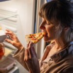 कुछ लोगों को रात में बार-बार भूख क्यों लगती है? यह आदत है या कोई बीमारी