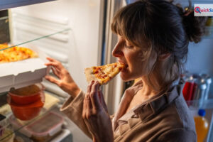 कुछ लोगों को रात में बार-बार भूख क्यों लगती है? यह आदत है या कोई बीमारी