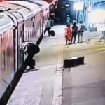 ट्रेन पर चढ़ते समय यात्री को आया हार्ट अटैक, गाड़ी चली तो गिरकर पटरी पर चला गया; घटना CCTV में कैद