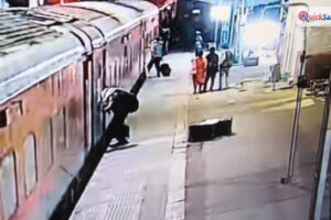 ट्रेन पर चढ़ते समय यात्री को आया हार्ट अटैक, गाड़ी चली तो गिरकर पटरी पर चला गया; घटना CCTV में कैद