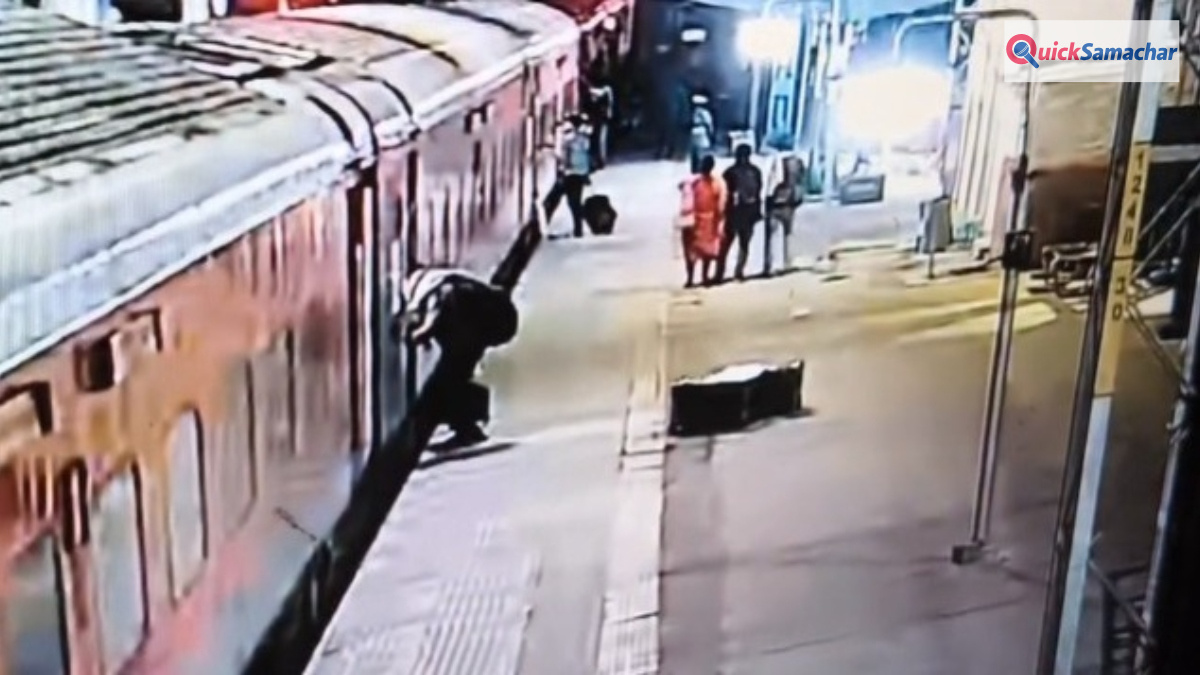 ट्रेन पर चढ़ते समय यात्री को आया हार्ट अटैक, गाड़ी चली तो गिरकर पटरी पर चला गया; घटना CCTV में कैद