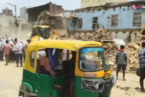 वाराणसी में ग्रैंड ओपनिंग से पहले रेस्टोरेंट पर टूटा बुलडोजर का कहर, पीडब्ल्यूडी बोला- नुकसान की भरपाई करेंगे​