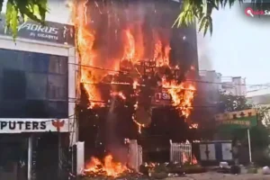 लखनऊ अग्निकांड मामला: SIT ने तेज की जांच, घटनास्थल पहुंचकर जुटाए सबूत​