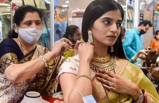 Gold Price: शांत‍ि समझौते के बाद सोने में लगातार तीसरे द‍िन तेजी, आज क्‍या है 24K, 22K और 18K गोल्‍ड का रेट​