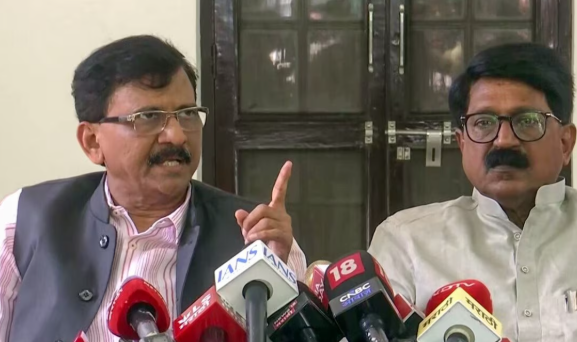 गद्दार, बेईमान और धोखेबाज; उद्धव की बैठक से गायब MP पर उखड़े संजय राउत, दी गाली