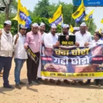 राम मंदिर चढ़ावे में भ्रष्टाचार के आरोपों पर AAP का प्रदर्शन, ₹420 का चेक बनाकर चंपत राय को भेजा​