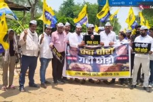 राम मंदिर चढ़ावे में भ्रष्टाचार के आरोपों पर AAP का प्रदर्शन, ₹420 का चेक बनाकर चंपत राय को भेजा​