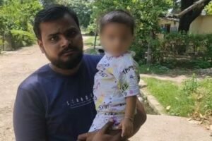 बेटी की गुल्लक तोड़ी, घर से चुराए गहने… फिर मासूम को पड़ोसियों के पास छोड़कर प्रेमी संग भाग गई कलयुगी मां​