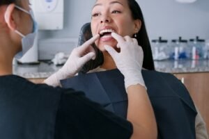 Dental Health Care: दांत से खून आने को न करें नजरअंदाज, एक्सपर्ट ने बताए 5 बड़े कारण, जानें​
