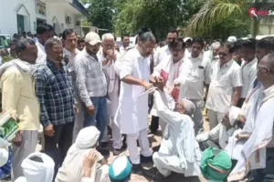 Agra: किसानों ने रोका कैबिनेट मंत्री भूपेंद्र चौधरी का काफिला, मांगों को लेकर सड़क पर बैठकर किया प्रदर्शन​