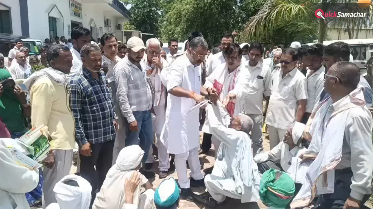 Agra: किसानों ने रोका कैबिनेट मंत्री भूपेंद्र चौधरी का काफिला, मांगों को लेकर सड़क पर बैठकर किया प्रदर्शन