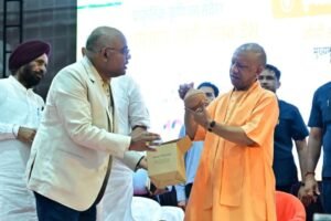 CM योगी को भा गई बिठूर की माटी से बनी ये खास ‘गुल्लक’, देखते ही बोले- बेहद खूबसूरत, इसे आगे बढ़ाएं​