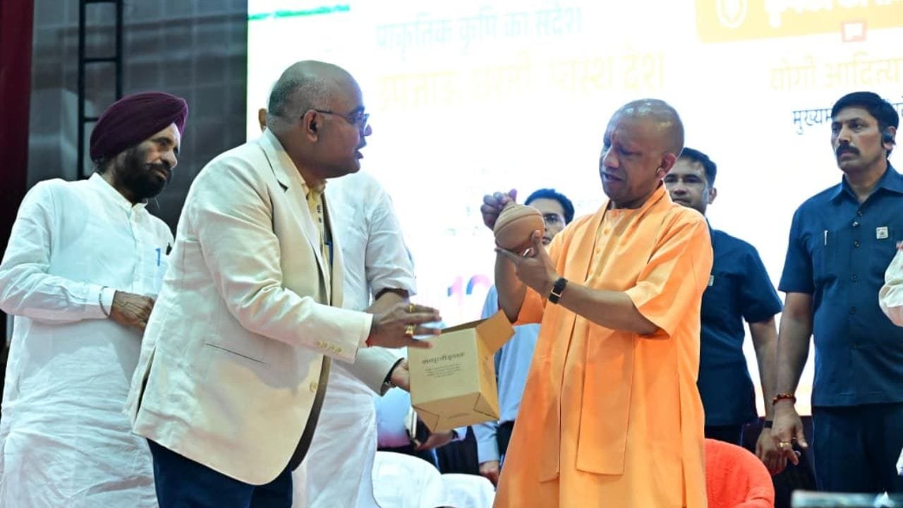 CM योगी को भा गई बिठूर की माटी से बनी ये खास ‘गुल्लक’, देखते ही बोले- बेहद खूबसूरत, इसे आगे बढ़ाएं