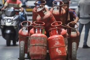 LPG: दिल्ली-मुंबई में रेट 1000 के नीचे, पहाड़ों पर 1100 के पार बिक रहा सिलेंडर​