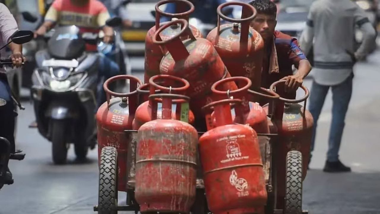 LPG: दिल्ली-मुंबई में रेट 1000 के नीचे, पहाड़ों पर 1100 के पार बिक रहा सिलेंडर