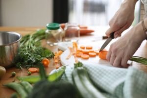 Kitchen Mistakes: रसोई ही बनी दुश्मन? यहां की गई ये गलतियां बन रही बीमारियों की वजह​