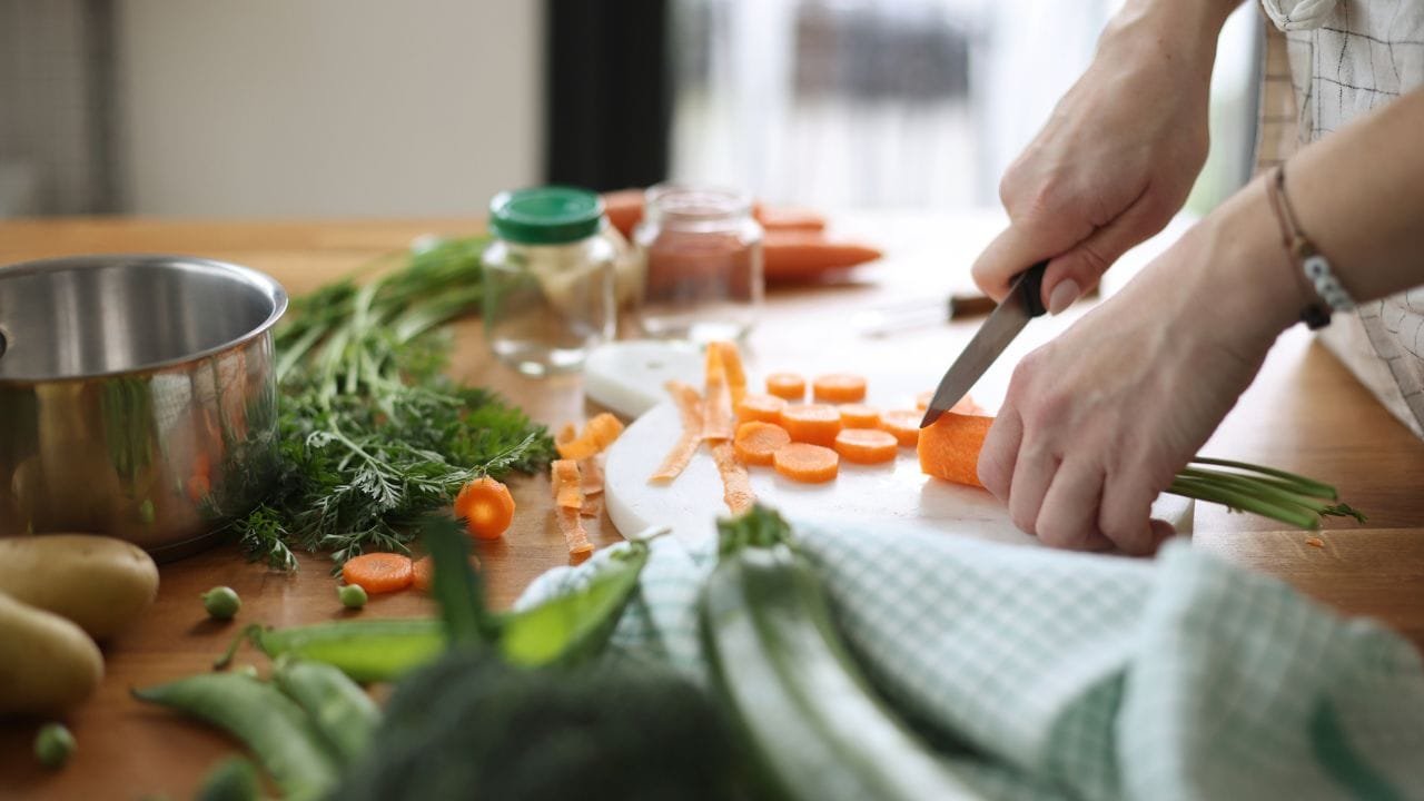 Kitchen Mistakes: रसोई ही बनी दुश्मन? यहां की गई ये गलतियां बन रही बीमारियों की वजह​