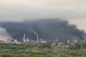 Moscow की Oil Refinery पर फिर Drone Attack, President Zelenskyy बोले- ‘ये बिल्कुल सही जवाब’​