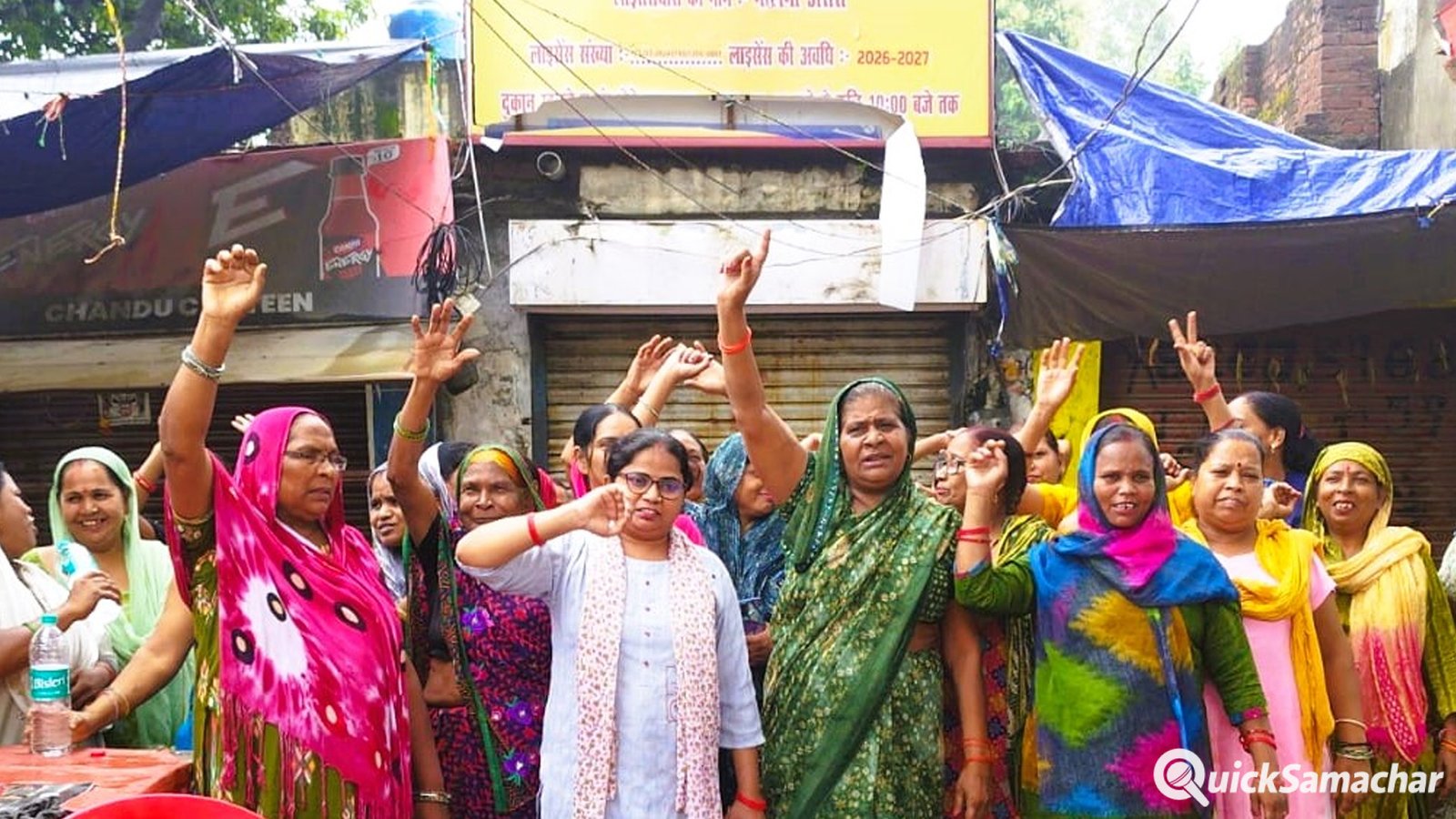 Moradabad News : एकता विहार कॉलोनी में शराब की दुकान बंद कराने के लिए सड़क पर उतरी महिलाएं, घंटों किया हंगामा Moradabad News : एकता विहार कॉलोनी में शराब की दुकान बंद कराने के लिए सड़क पर उतरी महिलाएं, घंटों किया हंगामा