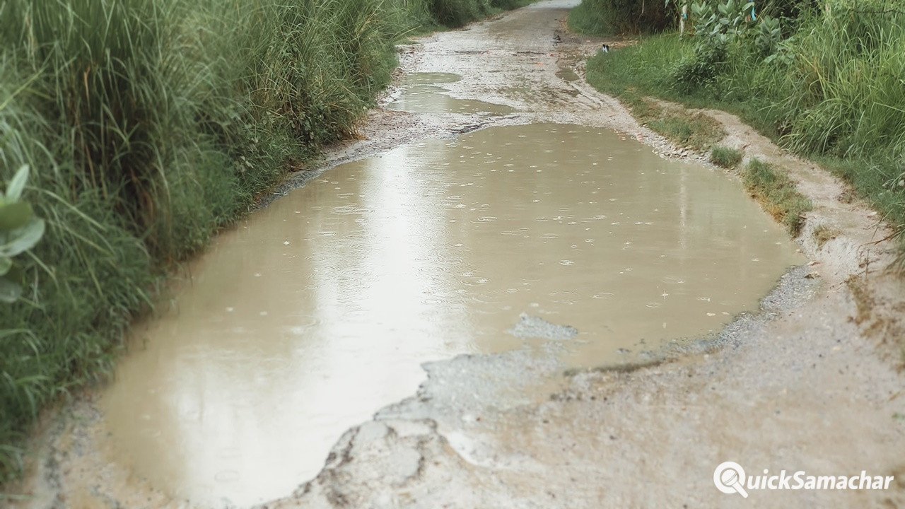 Pratapgarh News : गड्ढों में तब्दील हुई संग्रामगढ़बवलिया संपर्क मार्ग, जलभराव से बढ़ा हादसों का खतरा Pratapgarh News : गड्ढों में तब्दील हुई संग्रामगढ़बवलिया संपर्क मार्ग, जलभराव से बढ़ा हादसों का खतरा