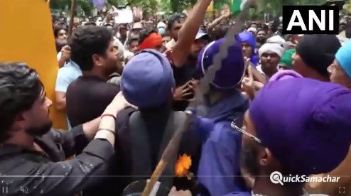 निहंग सिख और CJP समर्थकों में जंतरमंतर पर झड़प, बढ़ने लगी थी बात निहंग सिख और CJP समर्थकों में जंतरमंतर पर झड़प, बढ़ने लगी थी बात