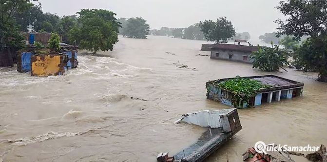 पानी के पहरे में बेबस जिंदगी! कहीं घरों में घुसा सैलाब, तो कहीं ड्रोन से पहुंचे निवाले पानी के पहरे में बेबस जिंदगी! कहीं घरों में घुसा सैलाब, तो कहीं ड्रोन से पहुंचे निवाले
