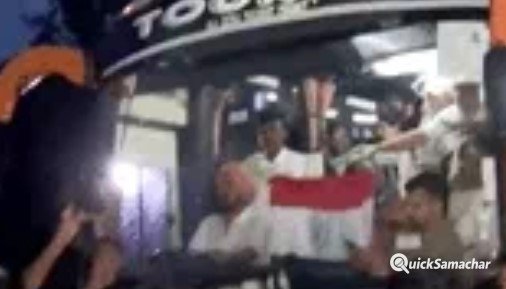 ‘छात्र सड़क पर हैं तो हम भी उनके साथ’: राहुल गांधी की बस यात्रा से गरमाई सियासत ‘छात्र सड़क पर हैं तो हम भी उनके साथ’: राहुल गांधी की बस यात्रा से गरमाई सियासत