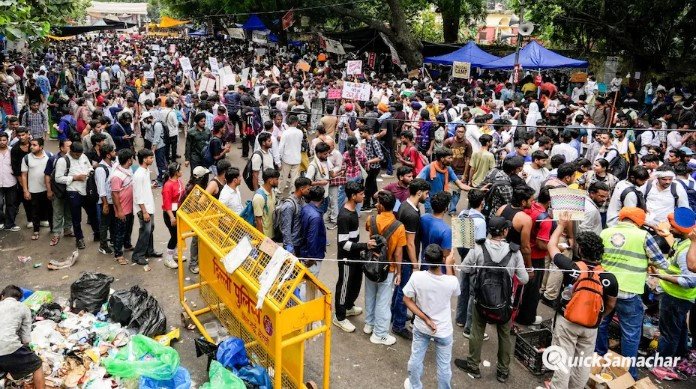 सड़क पर लोहे की शीट्स और ठोंकी गईं कीलें, दिल्ली पुलिस की जंतरमंतर पर अभेद्य किलाबंदी सड़क पर लोहे की शीट्स और ठोंकी गईं कीलें, दिल्ली पुलिस की जंतरमंतर पर अभेद्य किलाबंदी