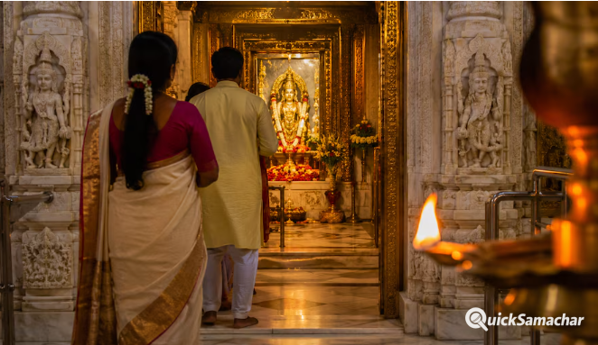 क्यों मंदिर से हमेशा उल्टे कदम ही बाहर निकलते हैं लोग? जानिए भगवान की तरफ पीठ न करने के 4 बड़े कारण क्यों मंदिर से हमेशा उल्टे कदम ही बाहर निकलते हैं लोग? जानिए भगवान की तरफ पीठ न करने के 4 बड़े कारण