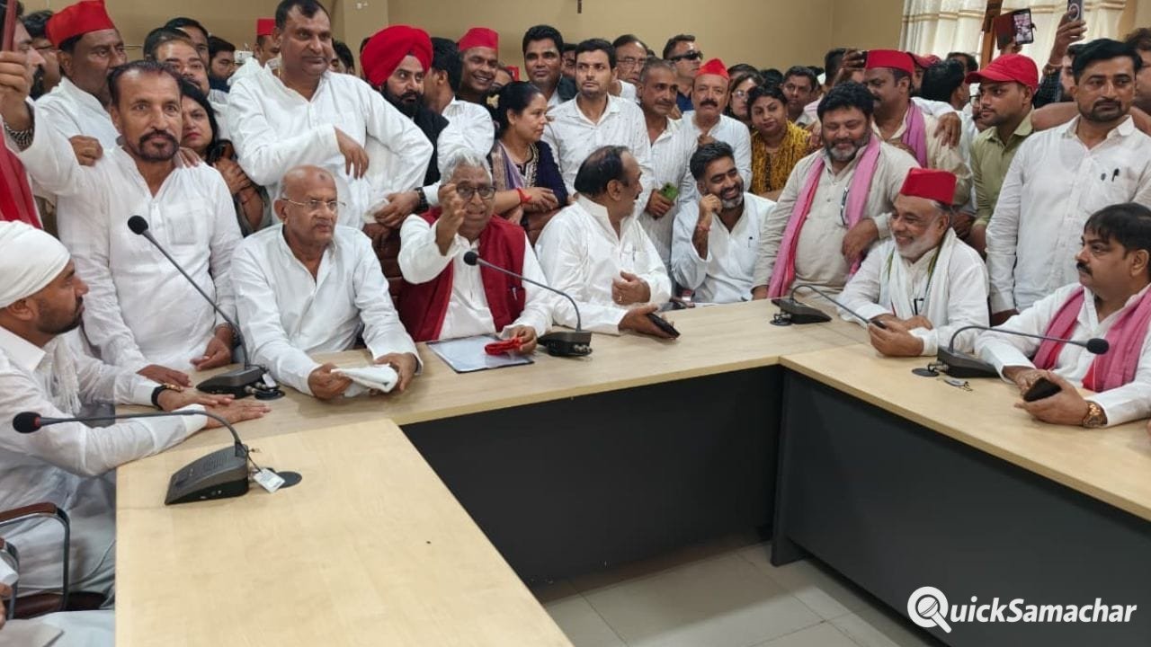 उत्तर प्रदेश के रामपुर में गरमाई सियासत… जौहर यूनिवर्सिटी बचाने के लिए सपा का शक्ति प्रदर्शन, DM को सौंपा ज्ञापन उत्तर प्रदेश के रामपुर में गरमाई सियासत… जौहर यूनिवर्सिटी बचाने के लिए सपा का शक्ति प्रदर्शन, DM को सौंपा ज्ञापन