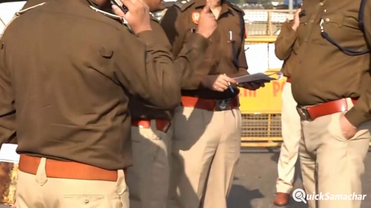 गाजीपुर में तलाक की सुलह बैठक बनी रणभूमि… जेल कांस्टेबल और पत्नी पक्ष के बीच सड़क पर चले जूतेचप्पल गाजीपुर में तलाक की सुलह बैठक बनी रणभूमि… जेल कांस्टेबल और पत्नी पक्ष के बीच सड़क पर चले जूतेचप्पल