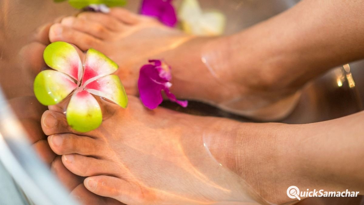 Pedicure Tips: घर बैठे मुलायम पैर चाहिए? तो ये खास फुट सोक करें ट्राई... बेजान पैरों में आ जाएगी जान!
