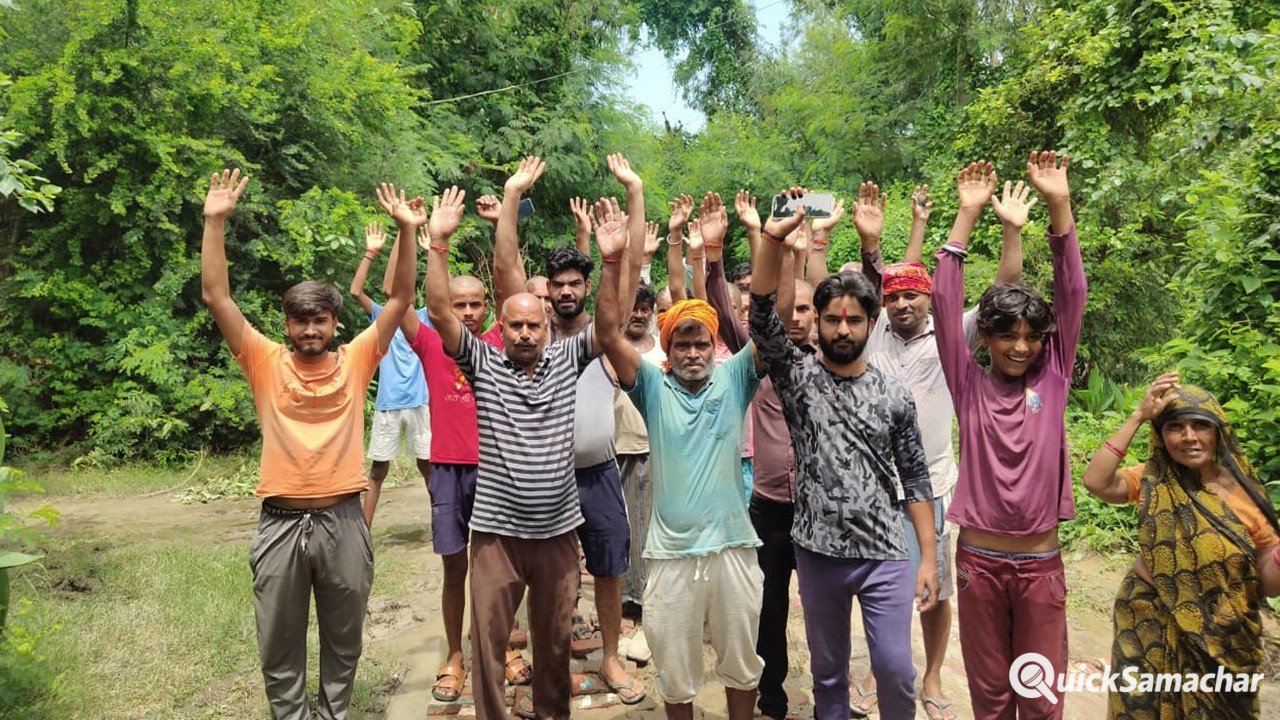 Barabanki News : जर्जर सड़क से नाराज ग्रामीणों का प्रदर्शन, बोले सड़क नहीं तो वोट नहीं Barabanki News : जर्जर सड़क से नाराज ग्रामीणों का प्रदर्शन, बोले सड़क नहीं तो वोट नहीं