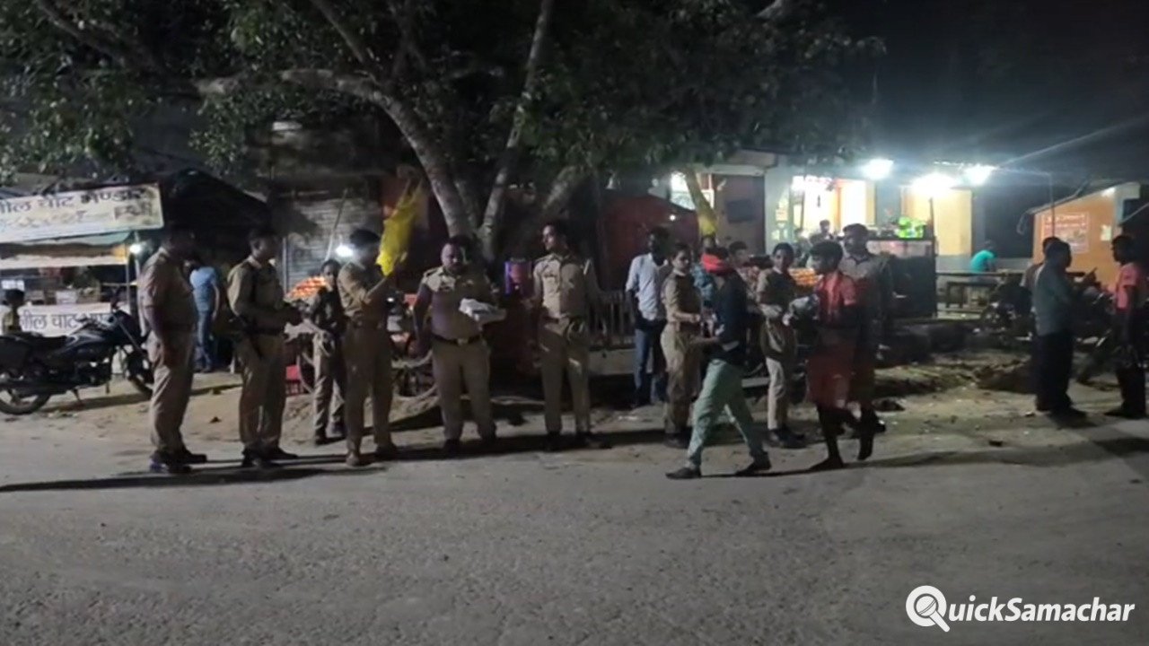 Raebareli Kanwar Yatra : रायबरेली में कांवड़ियों पर पुलिस ने की पुष्प वर्षा, पानीबिस्किट बांटकर बढ़ाया शिवभक्तों का उत्साह Raebareli Kanwar Yatra : रायबरेली में कांवड़ियों पर पुलिस ने की पुष्प वर्षा, पानीबिस्किट बांटकर बढ़ाया शिवभक्तों का उत्साह