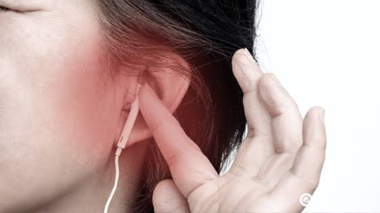 Health Alert: लगातार 1 घंटे से ज्यादा हेडफोन और मोबाइल का इस्तेमाल सुनने की क्षमता पर डाल सकता है असर, KGMU की स्टडी में खुलासा Health Alert: लगातार 1 घंटे से ज्यादा हेडफोन और मोबाइल का इस्तेमाल सुनने की क्षमता पर डाल सकता है असर, KGMU की स्टडी में खुलासा