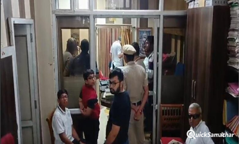 देर रात सूने मकान को बनाया निशाना, लाखों की नकदी और सोने-चांदी के जेवर लेकर फरार हुए बदमाश.. देर रात सूने मकान को बनाया निशाना, लाखों की नकदी और सोने-चांदी के जेवर लेकर फरार हुए बदमाश..