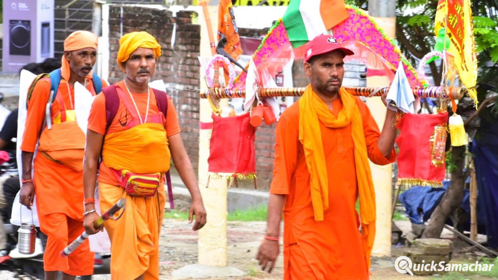 Moradabad News : हरहर महादेव के उद्घोष के बीच भगवा रंग में रंगे कांवड़ मार्ग Moradabad News : हरहर महादेव के उद्घोष के बीच भगवा रंग में रंगे कांवड़ मार्ग