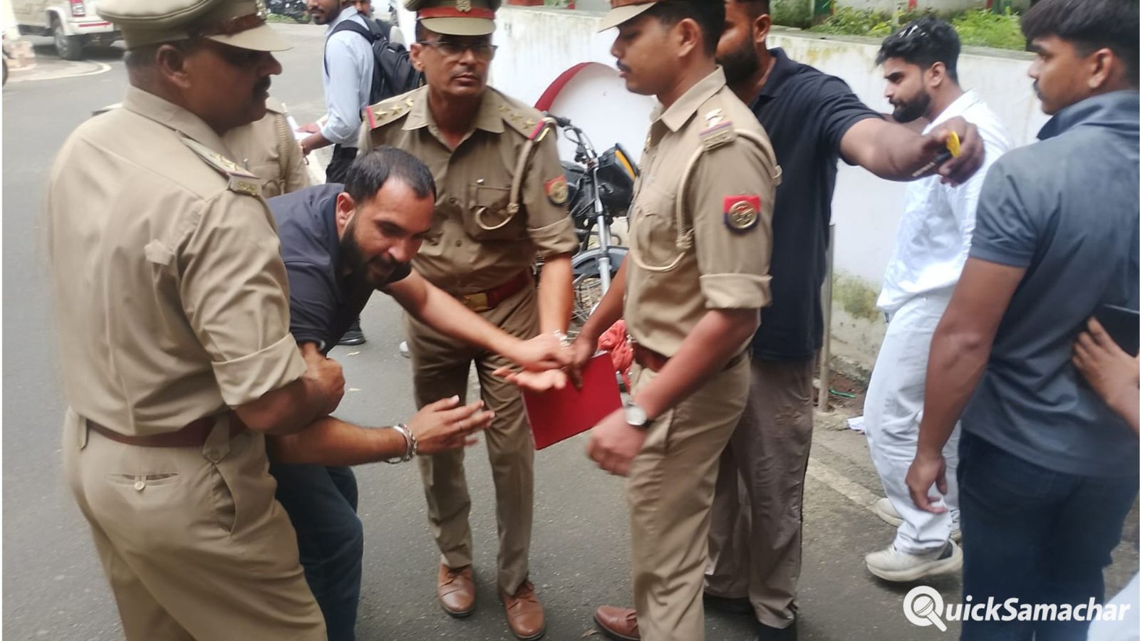 Pilibhit News : हाथ के ऑपरेशन से महिला की मौत! कलेक्ट्रेट पर आत्मदाह करने पहुंचा परिवार, पुलिस से नोकझोंक Pilibhit News : हाथ के ऑपरेशन से महिला की मौत! कलेक्ट्रेट पर आत्मदाह करने पहुंचा परिवार, पुलिस से नोकझोंक