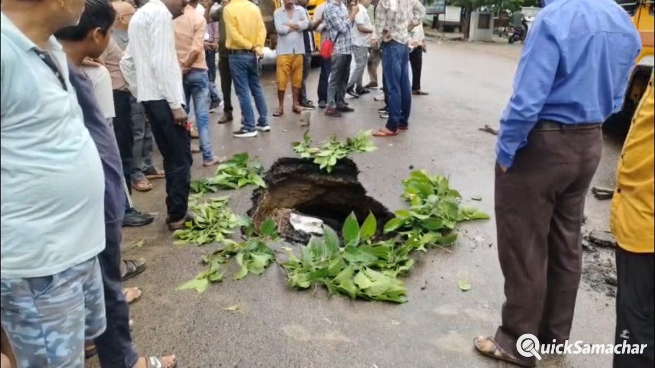 करोड़ों की लागत से बनी नई सड़क एक महीने में ही धंसी, जेल रोड पर हुआ 12 फीट का गड्ढा करोड़ों की लागत से बनी नई सड़क एक महीने में ही धंसी, जेल रोड पर हुआ 12 फीट का गड्ढा